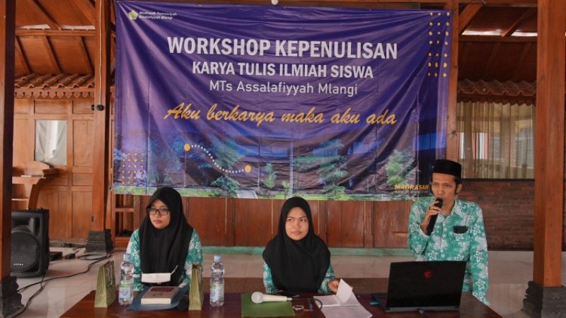SISWA MTS ASSALAFIYYAH MLANGI BELAJAR PEMBUATAN KARYA TULIS ILMIAH