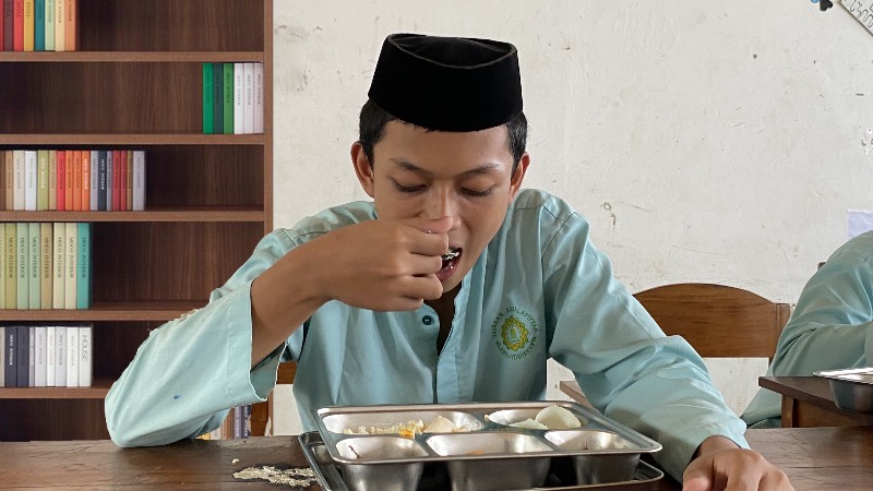 Menu 4 Sehat 5 Sempurna Masuk Pesantren: Potret Pelaksanaan MBG di MTs Assalafiyyah Mlangi