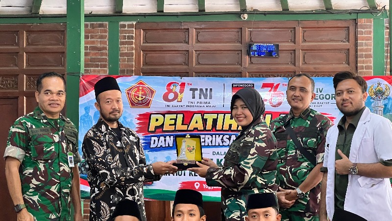 Belajar Menjadi Pahlawan: MTs Assalafiyyah Praktik Bantuan Hidup Dasar